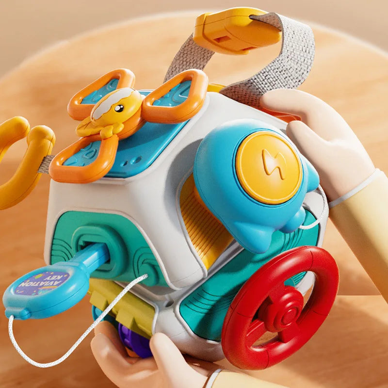 Baby Busy Board Würfel – Montessori Sensorikspielzeug für Kleinkinder | Lernspielzeug zur Förderung der Feinmotorik und ideal für unterwegs ab 1 Jahr